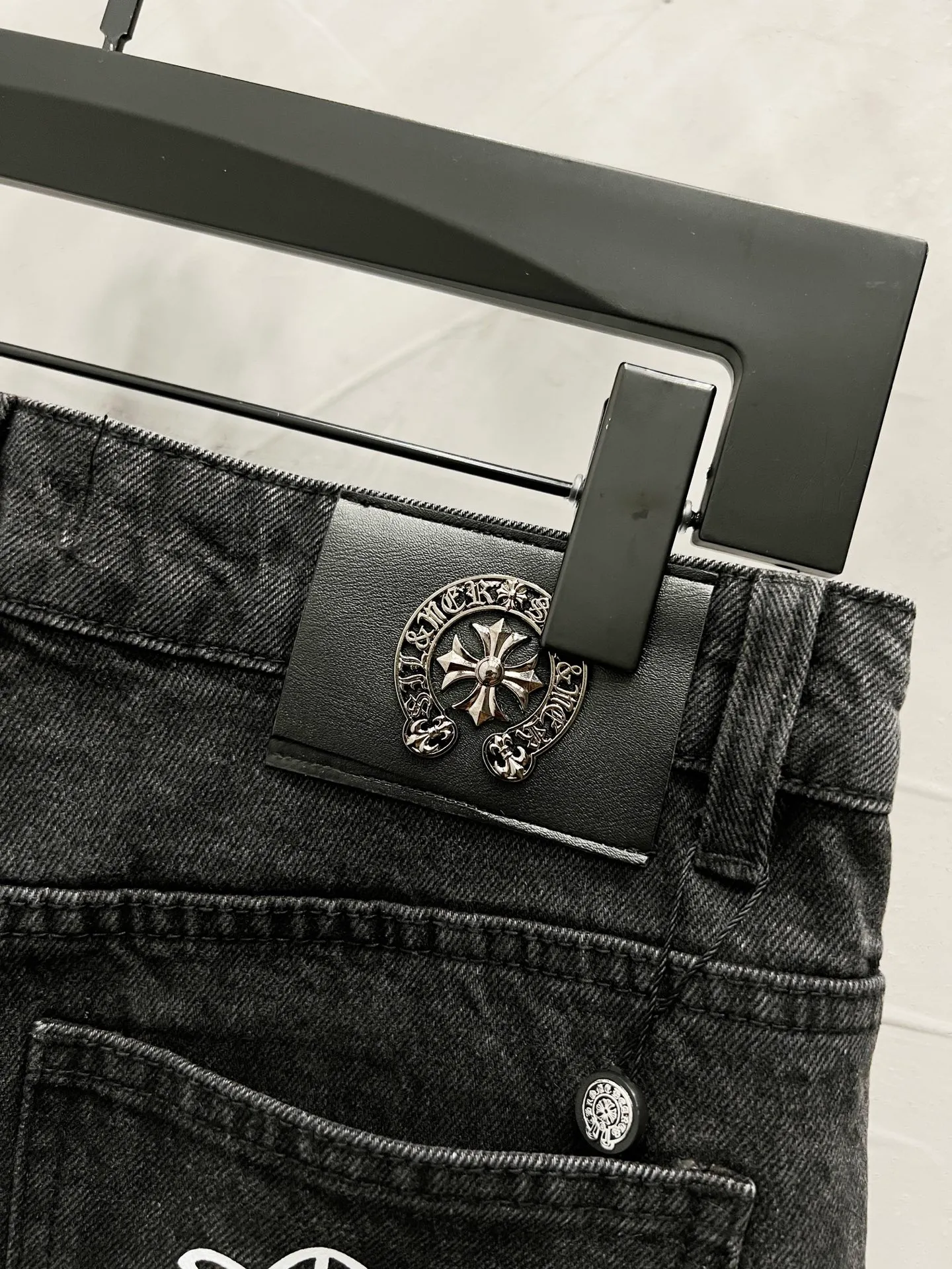 P180 Style number: [M964] Chrome Hearts SS25 full-print cross cartoon patch straight jeans for men and women, top ceiling quality, styles with different wash textures, very friendly to people with thin legs and thick legs, the straight and slim fit is very flattering to the leg shape, the moderate length that never goes out of style, easy to match with casual, basic styling for various styles, a must-have in the wardrobe! The fabric is stiff but also makes the upper body soft without losing texture. The washing process is even more perfect. It is a must-have item for everyone! ! ! Washed wheat, hang tag, pants label, three labels complete Color: black Size: 30, 32, 34, 36